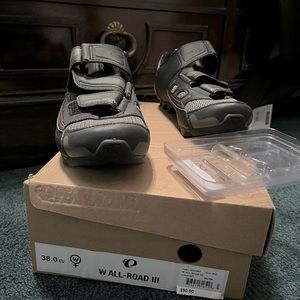 Pearl Izumi W ALL-ROAD 111 cycling shoes.